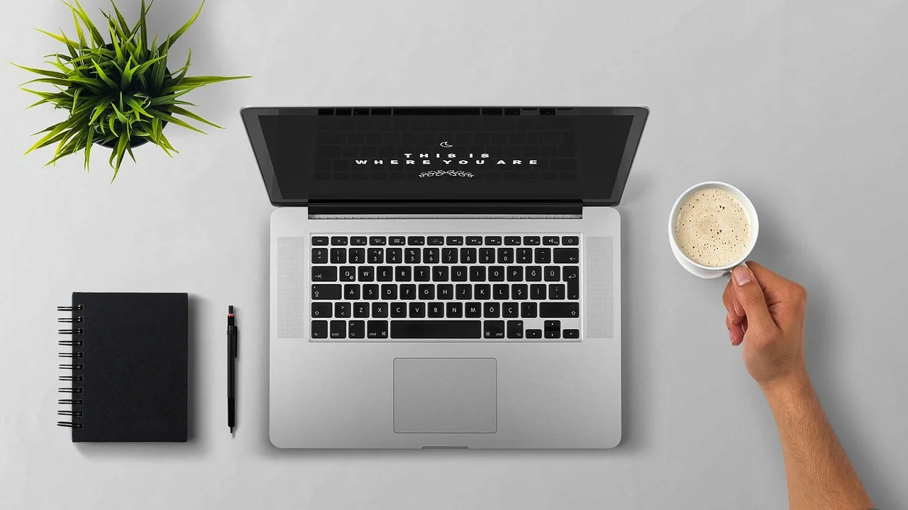 Etiqueta na base do notebook com identificação do modelo.