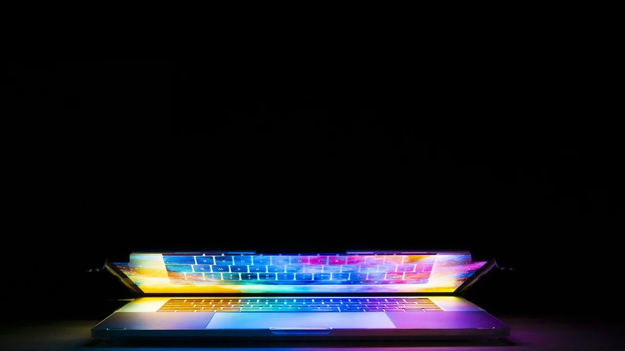 Notebook aberto exibindo uma tela de proporção ampla.