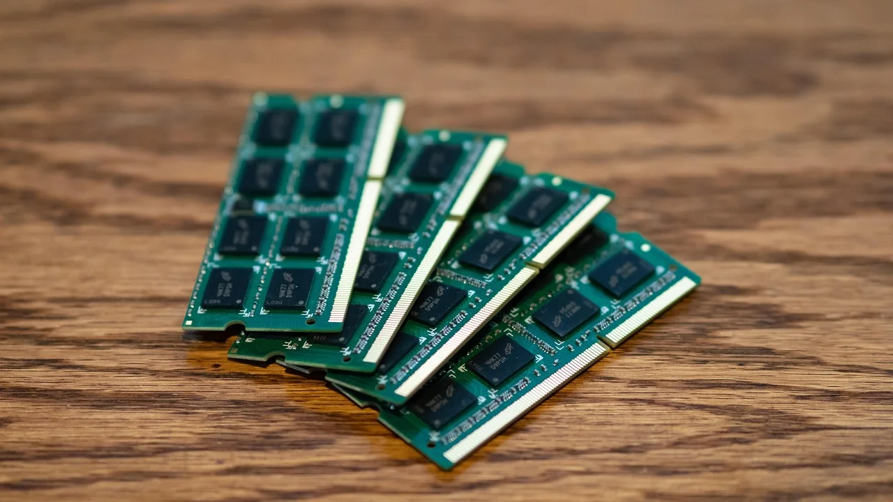 Módulo SO-DIMM usado em notebooks e computadores compactos.