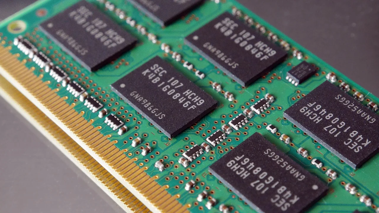 Slots de memória RAM em uma placa-mãe de computador desktop.