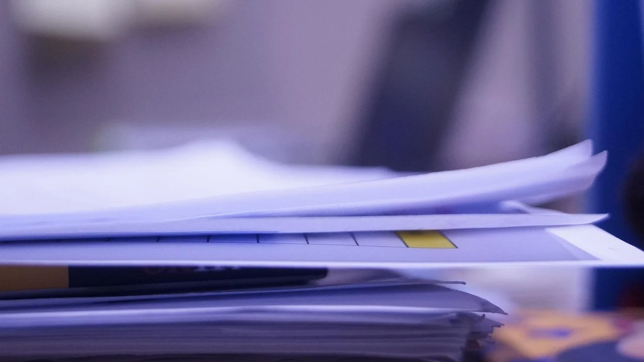 Equipe reunida em escritório para discutir benefícios corporativos