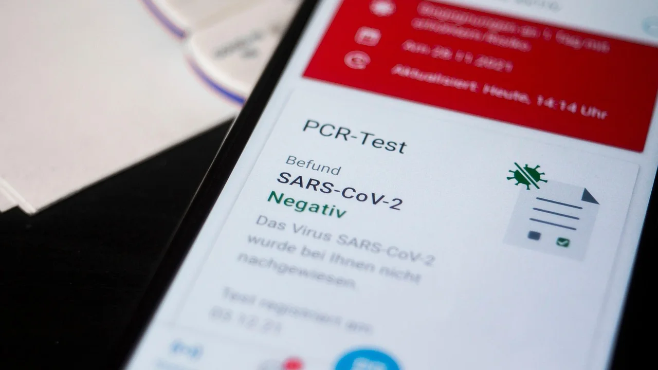 Celular protegido por bloqueio de tela e biometria
