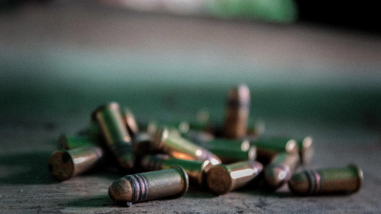 Equipamentos de proteção em bancada de clube de tiro