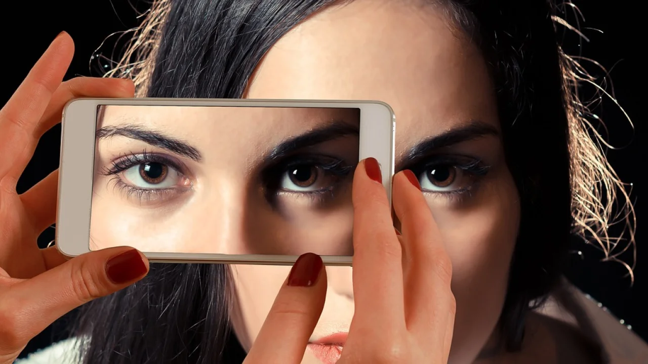 Carteira de identidade física ao lado de um smartphone