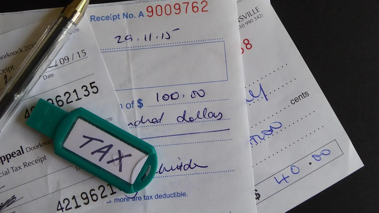 Documentos institucionais organizados para consulta de uma entidade