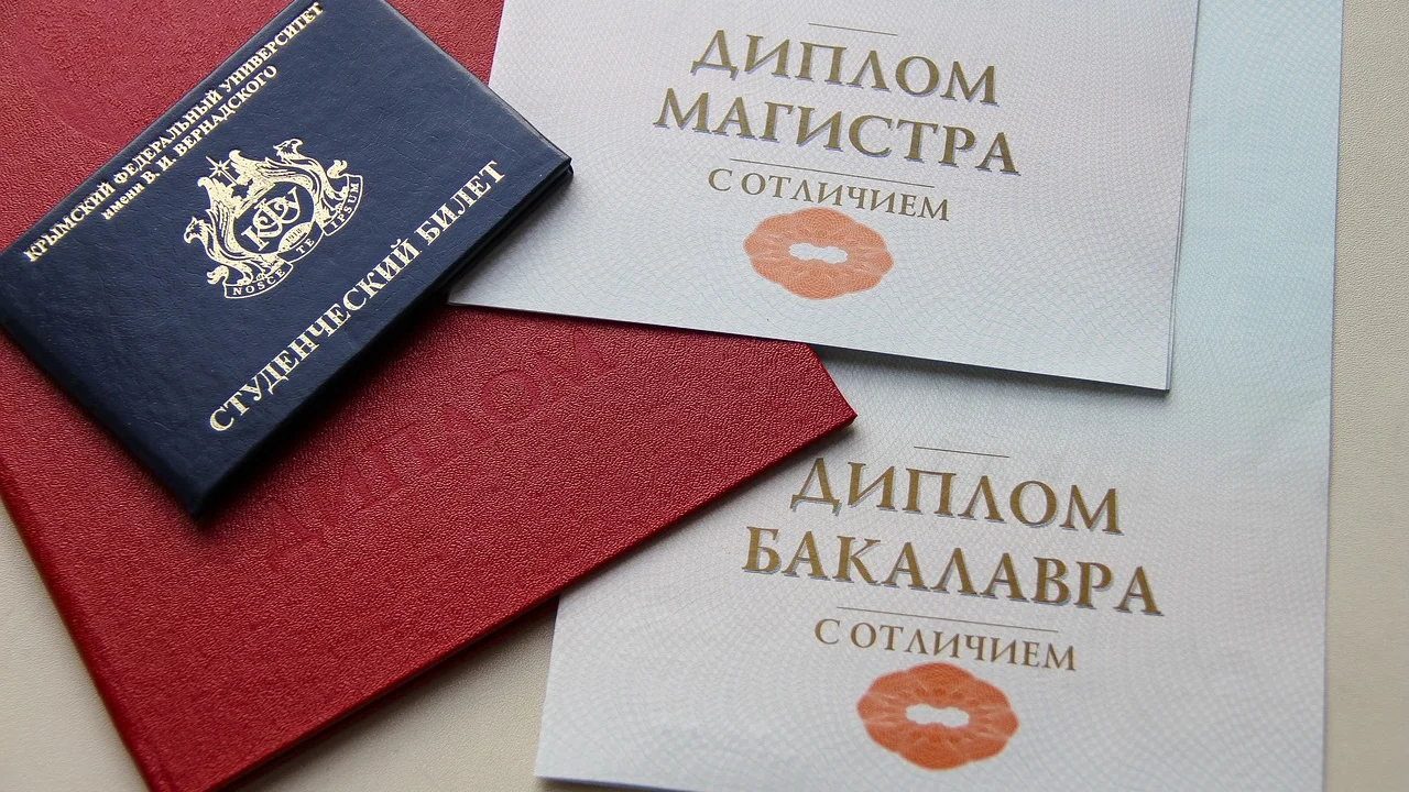 Histórico escolar e certificado reunidos para uma matrícula.