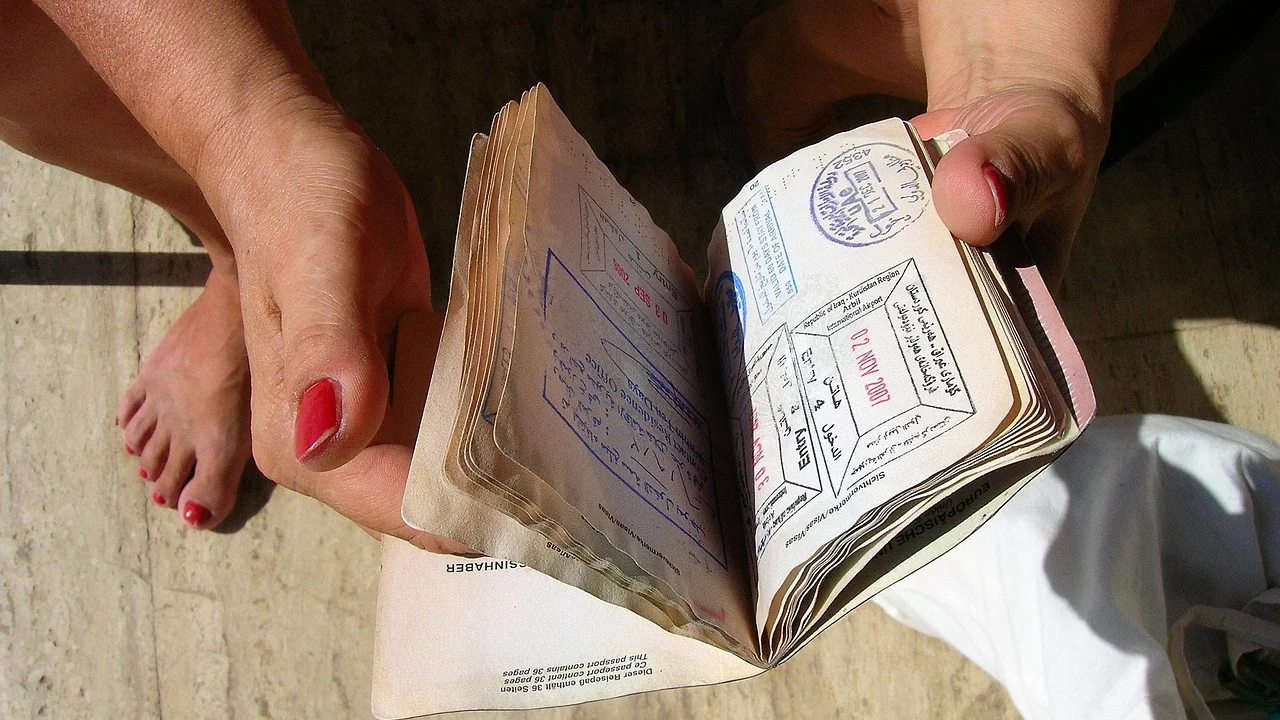 Profissional revisando informações de trabalhador no computador