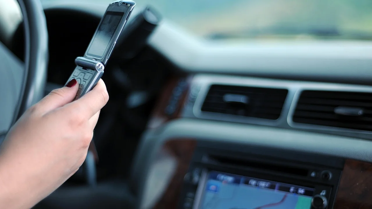 Motorista consulta débitos de trânsito no celular