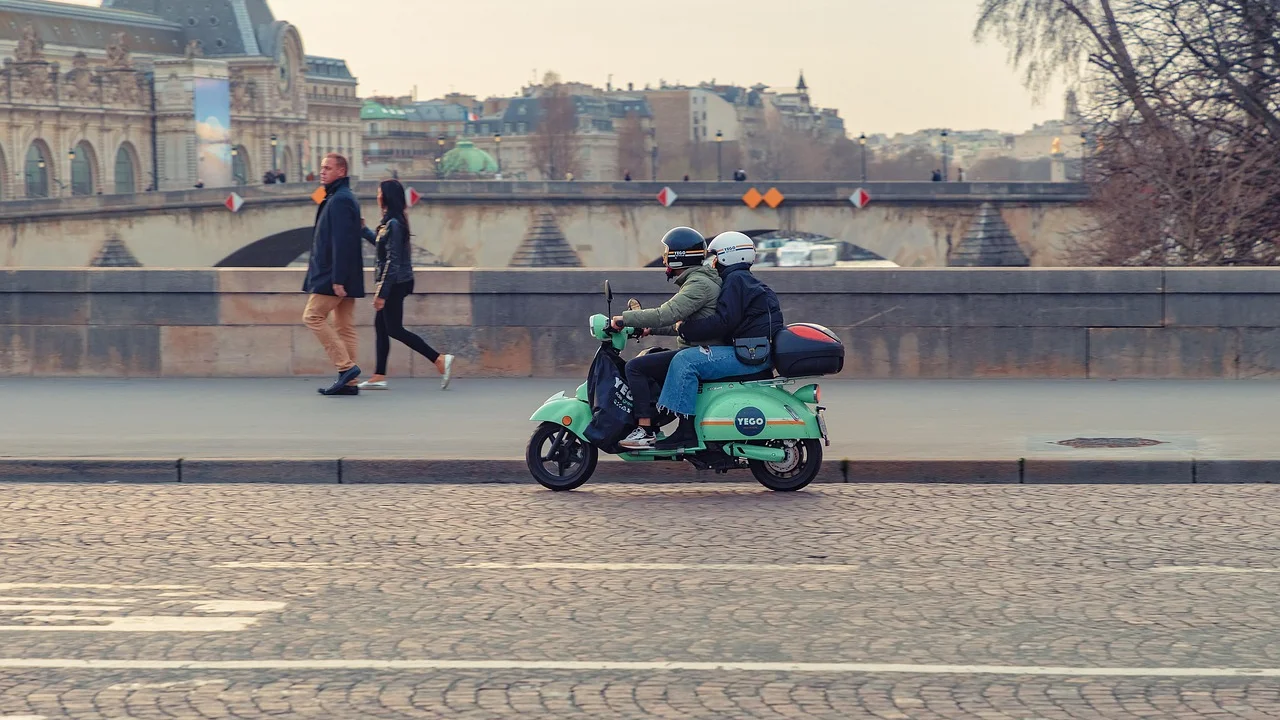 Motocicleta estacionada para inspeção de dados cadastrais