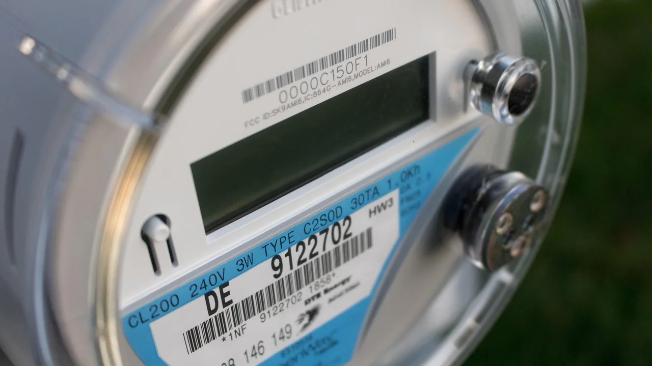 Medidor de energia instalado na entrada de uma residência