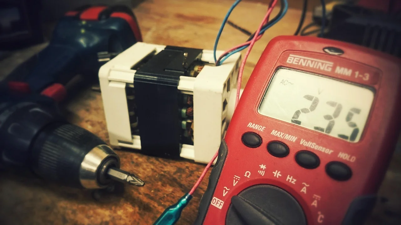 Técnico trabalha com segurança próximo à rede elétrica