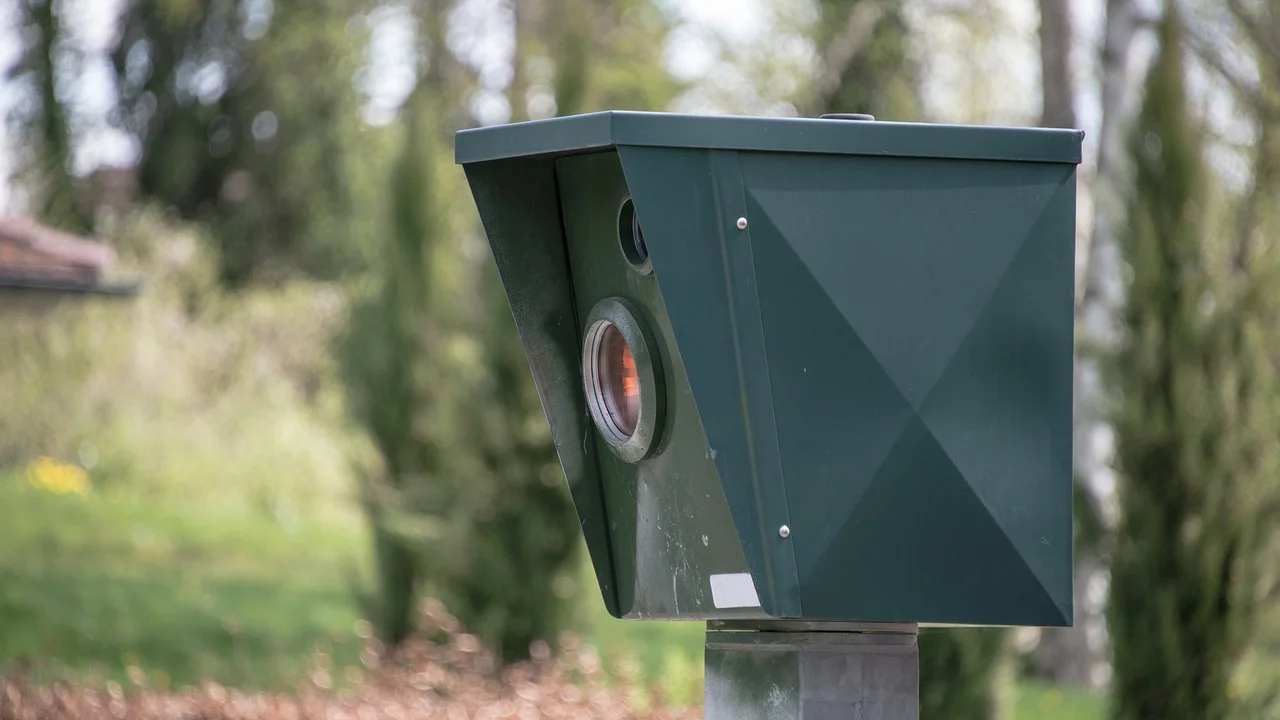 Radar fixo monitora o limite de velocidade na estrada.