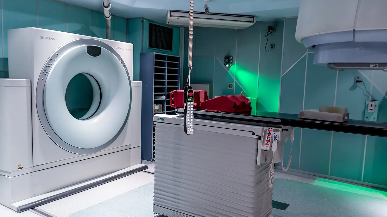 Imagens médicas visualizadas em monitor de diagnóstico