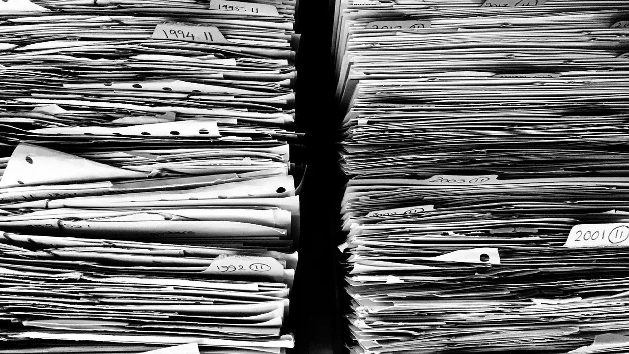 Família reunindo documentos para regularizar o cadastro