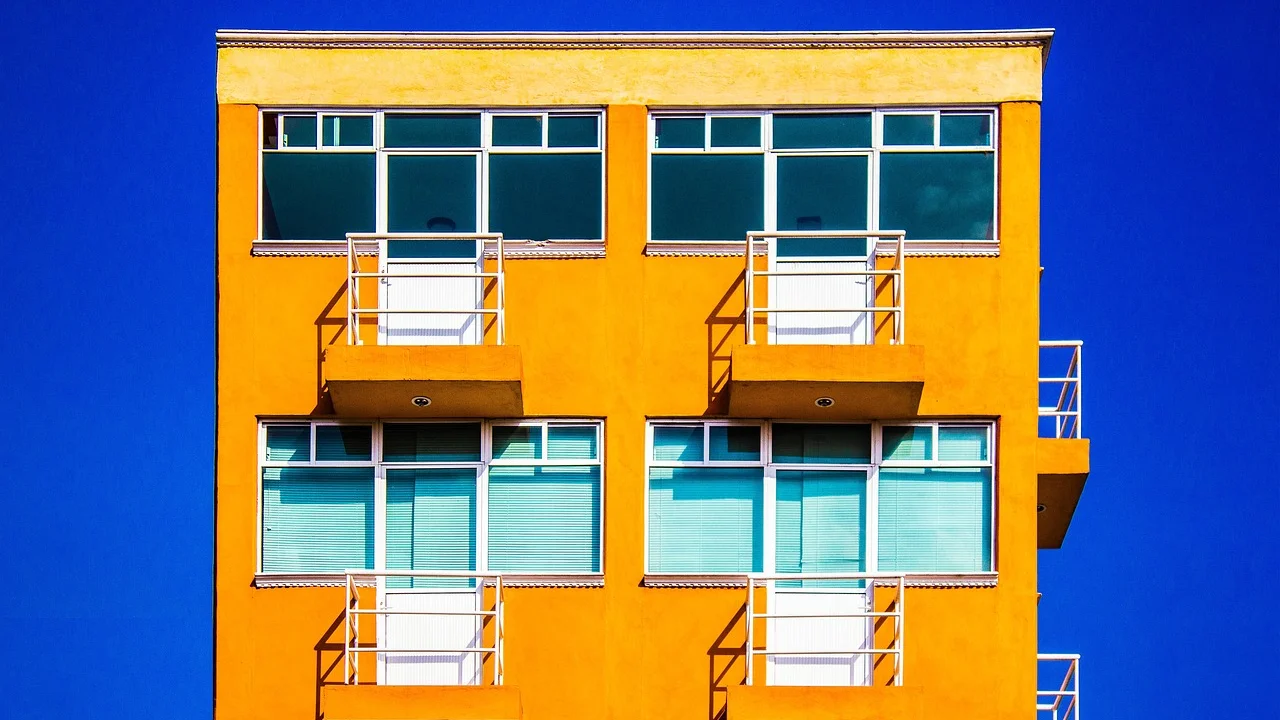 Documento imobiliário e calculadora usados na organização tributária.
