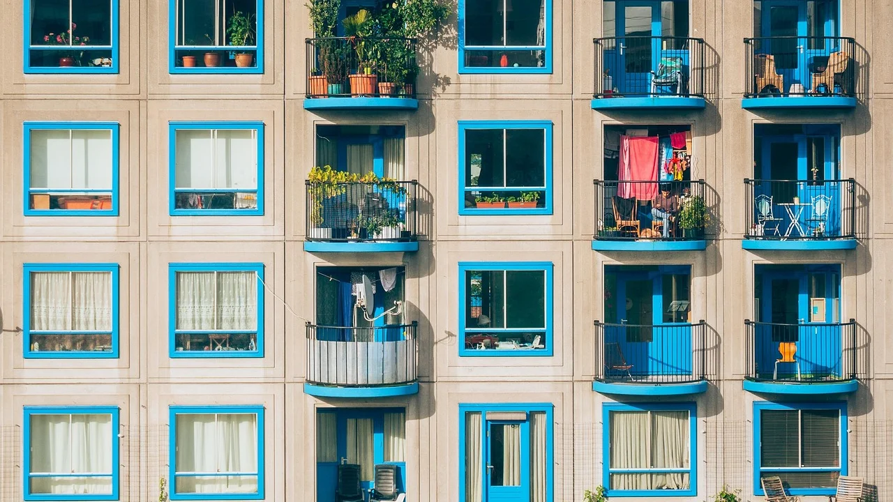 Vista urbana com prédios e imóveis residenciais.