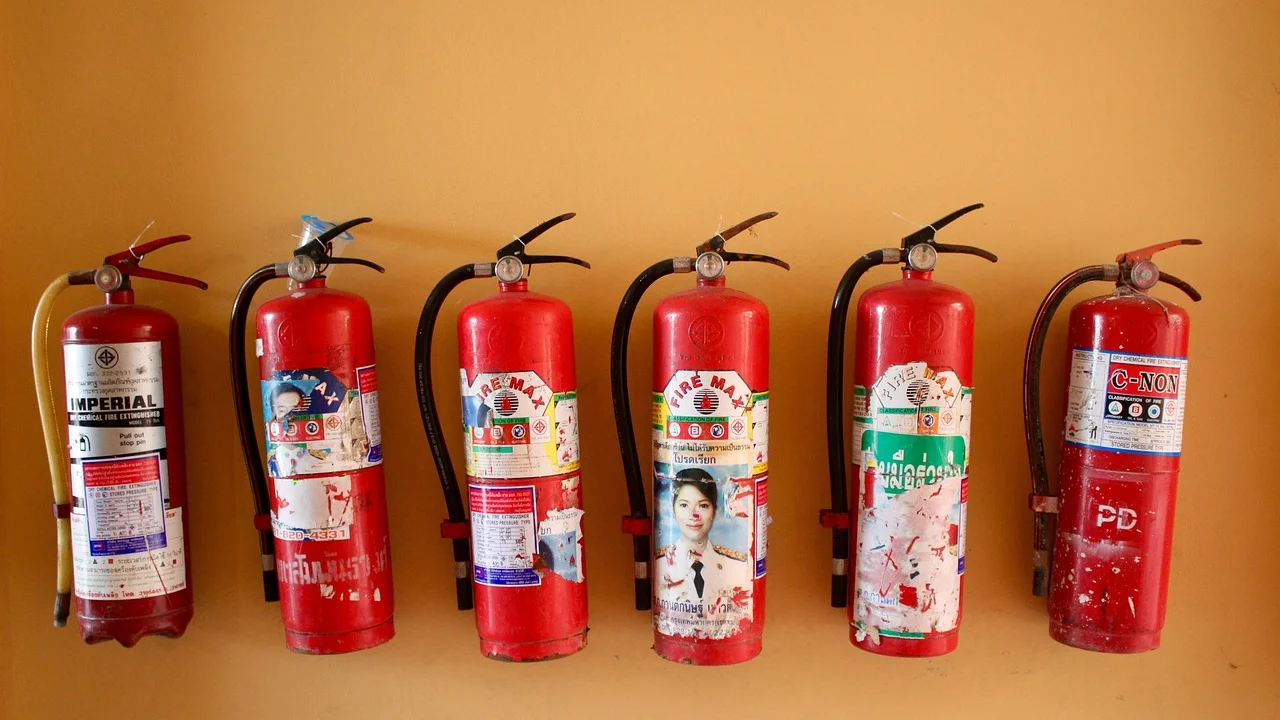 Profissional verifica equipamentos de prevenção a incêndios