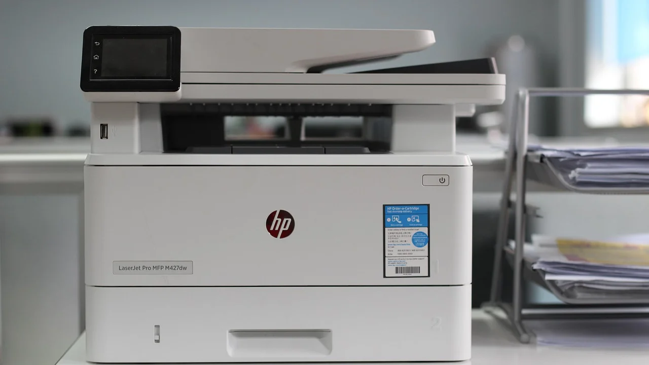 Consumidor comparando dados de cobrança com comprovante