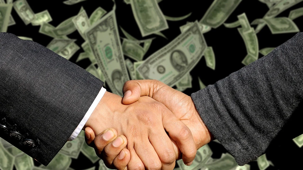 Cliente acessando aplicativo bancário para verificar parcelas.