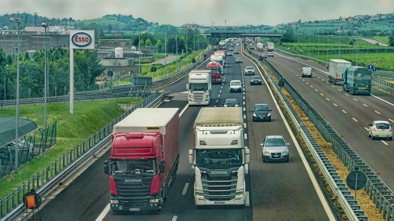 Caminhão de carga em operação de transporte rodoviário.