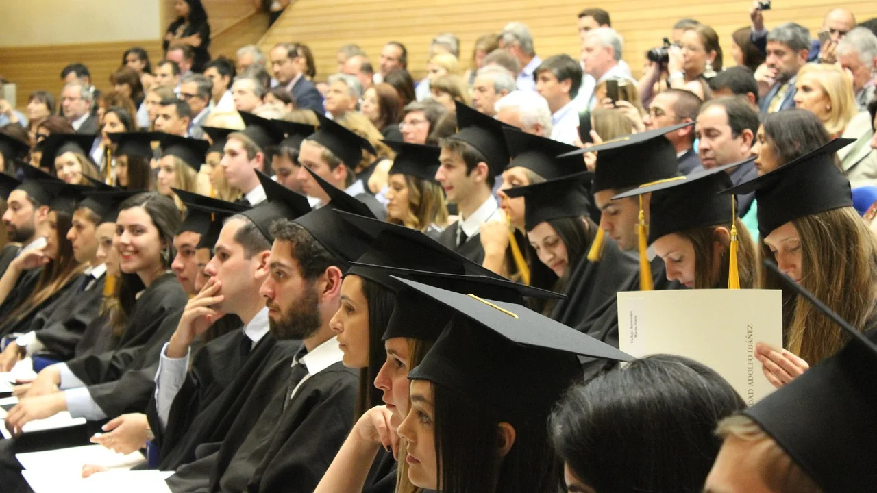 Diploma de graduação sobre uma mesa de estudos