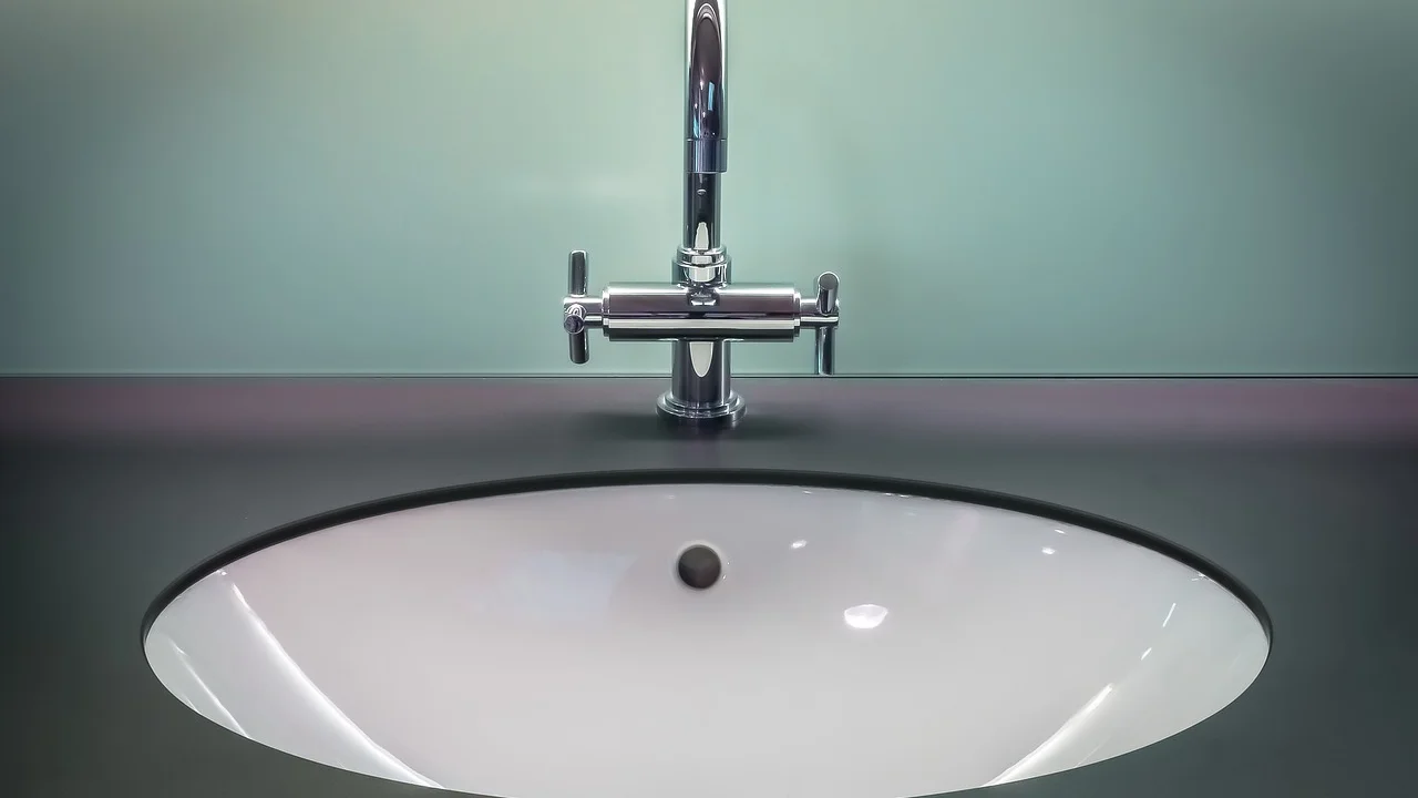 Caixa d’água residencial com tampa bem vedada