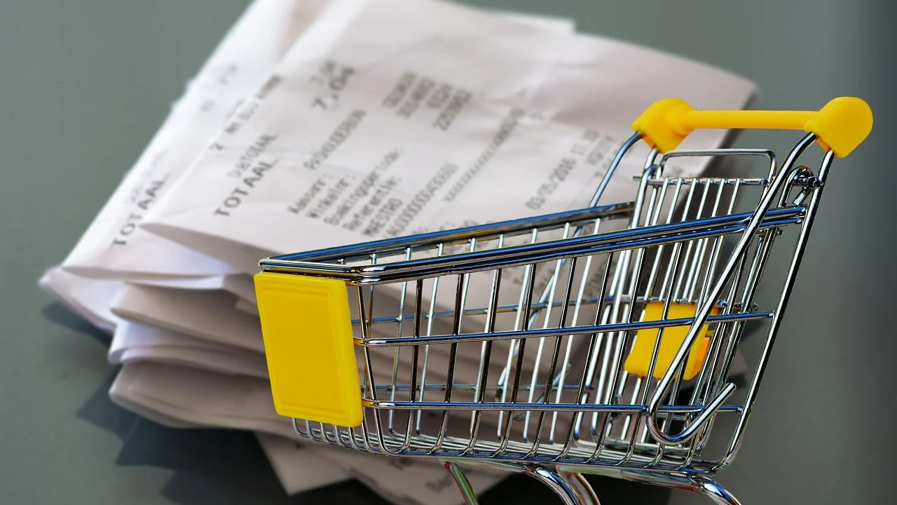 Detalhe de recibo de compra com dados do estabelecimento.
