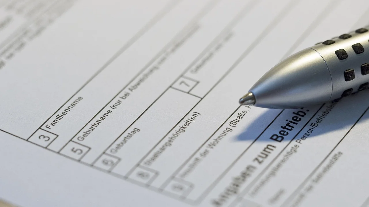 Profissional compara datas e dados de um contrato de trabalho