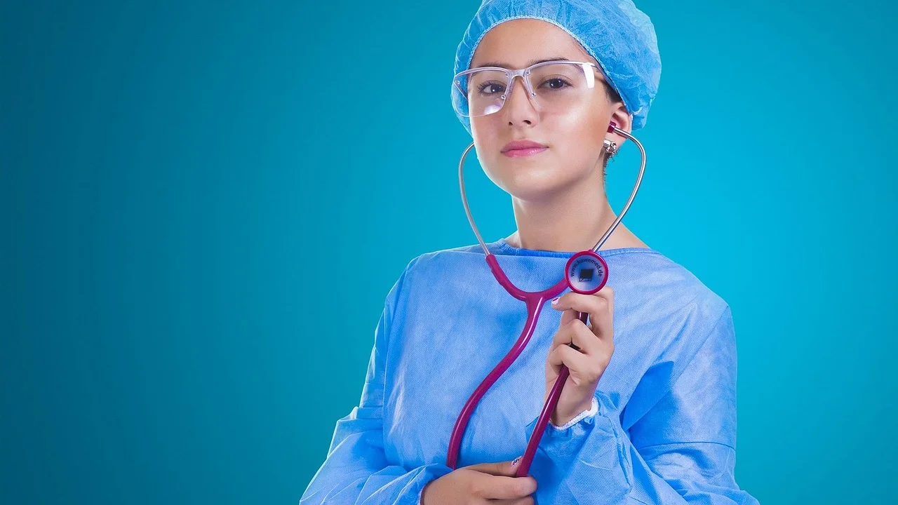 Profissional de saúde em atendimento no consultório
