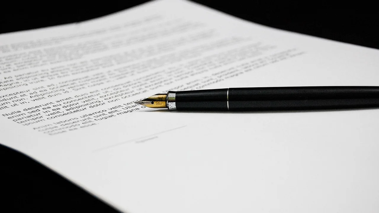 Documentos empresariais organizados para conferência fiscal