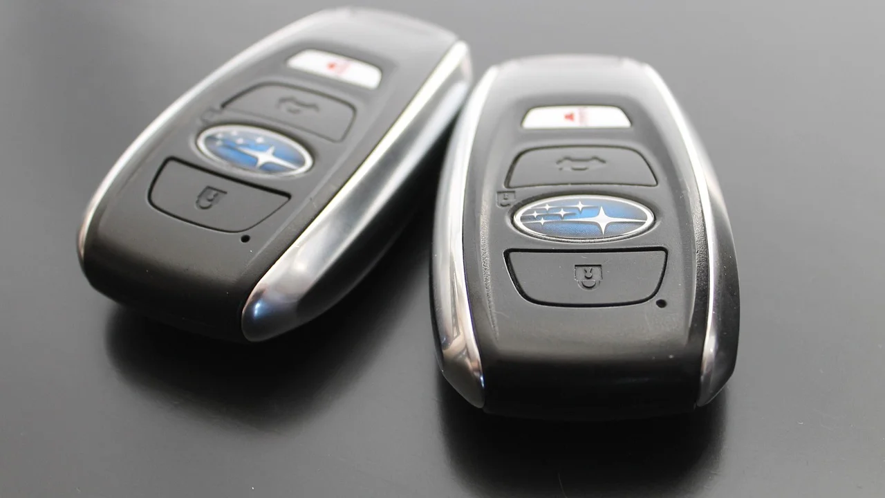 Motorista consulta dados do veículo no celular