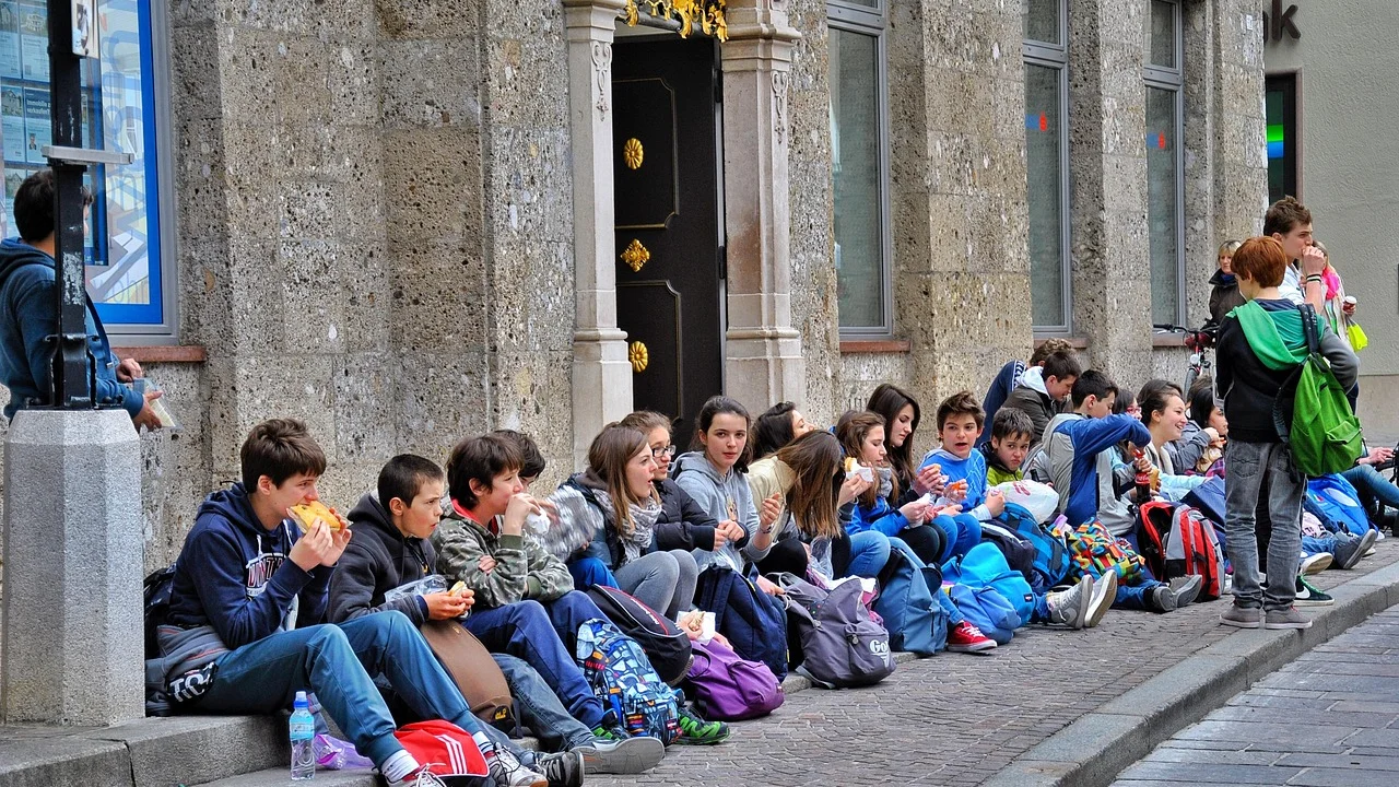 Responsável consulta protocolo de inscrição para educação infantil.