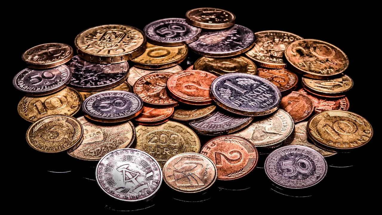 Calculadora ao lado de documentos financeiros históricos