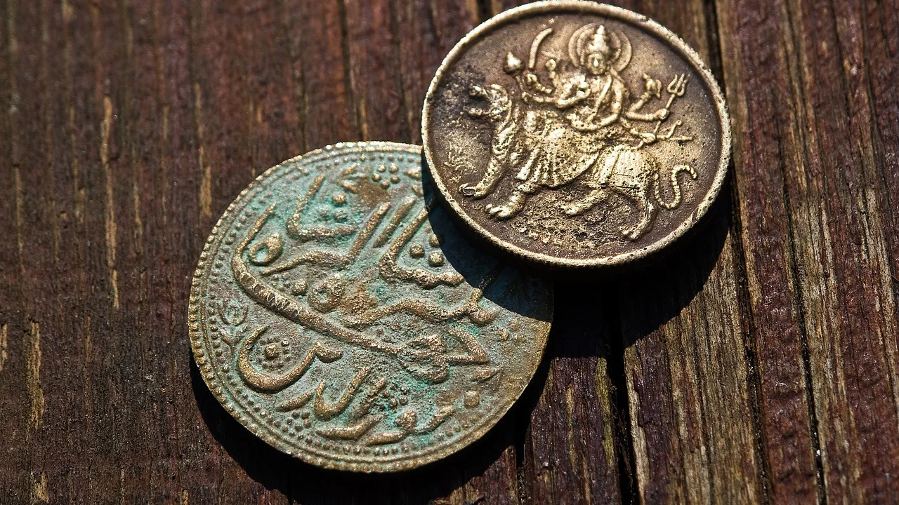 Notas e moedas que representam mudanças monetárias