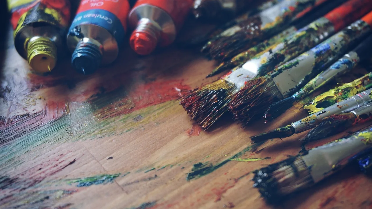 Mistura de pigmentos em recipiente limpo antes da pintura.