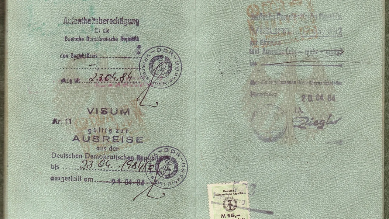 Atendimento com documentos organizados sobre a mesa