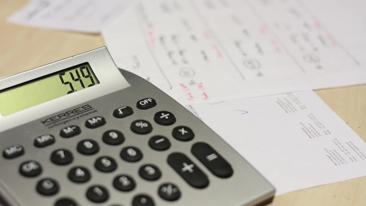 Nota fiscal eletrônica em análise em uma mesa de trabalho