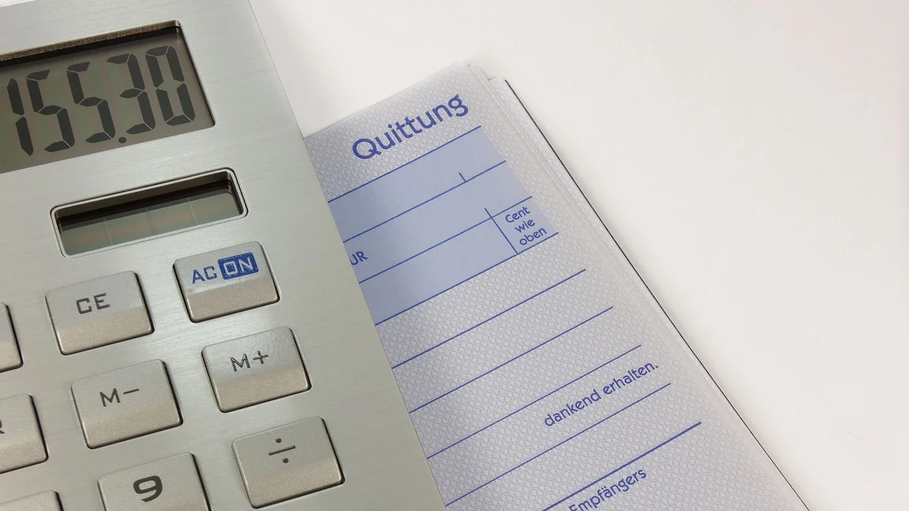 Profissional revisando dados fiscais no computador