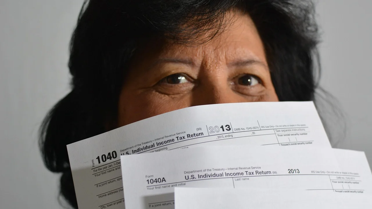 Calculadora e documentos organizam a rotina tributária.
