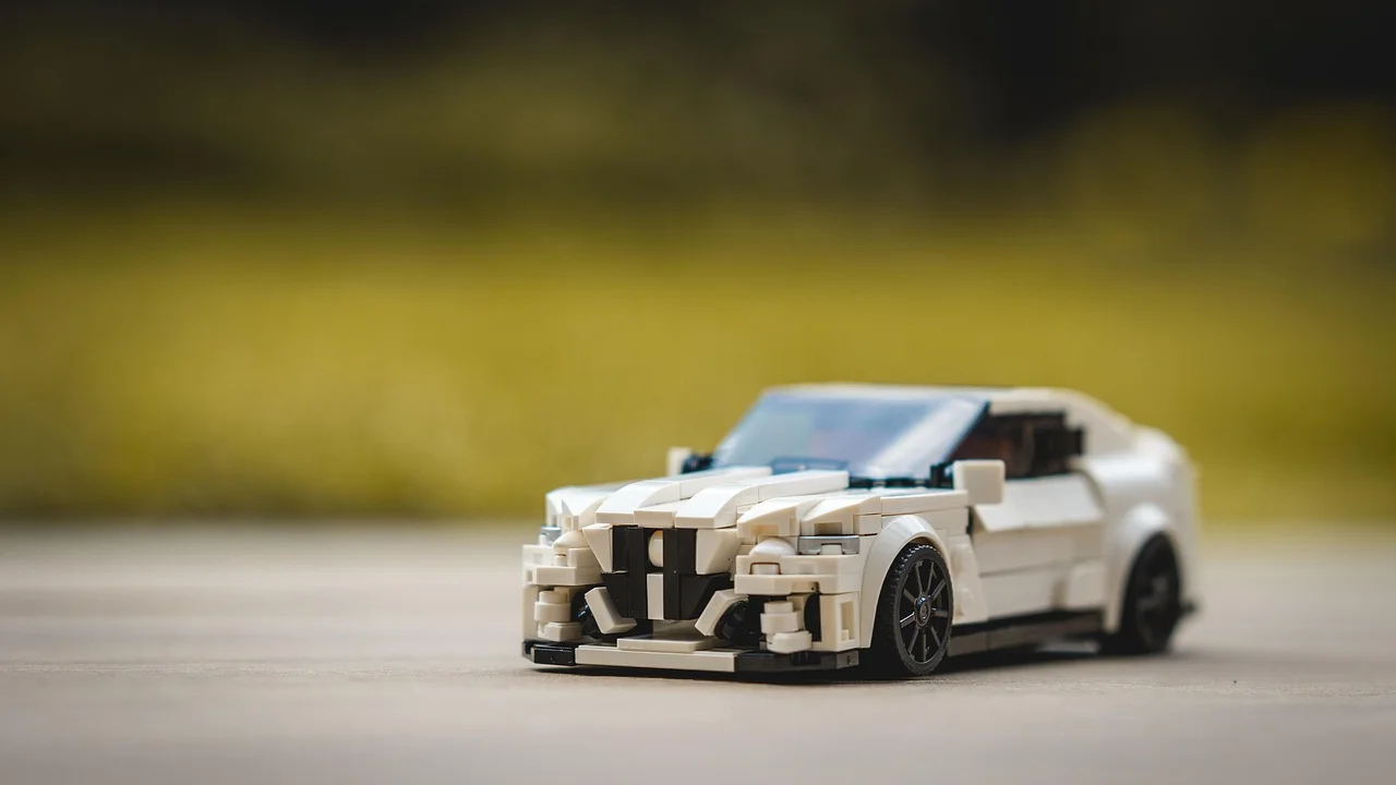 Profissional realiza vistoria técnica em automóvel usado