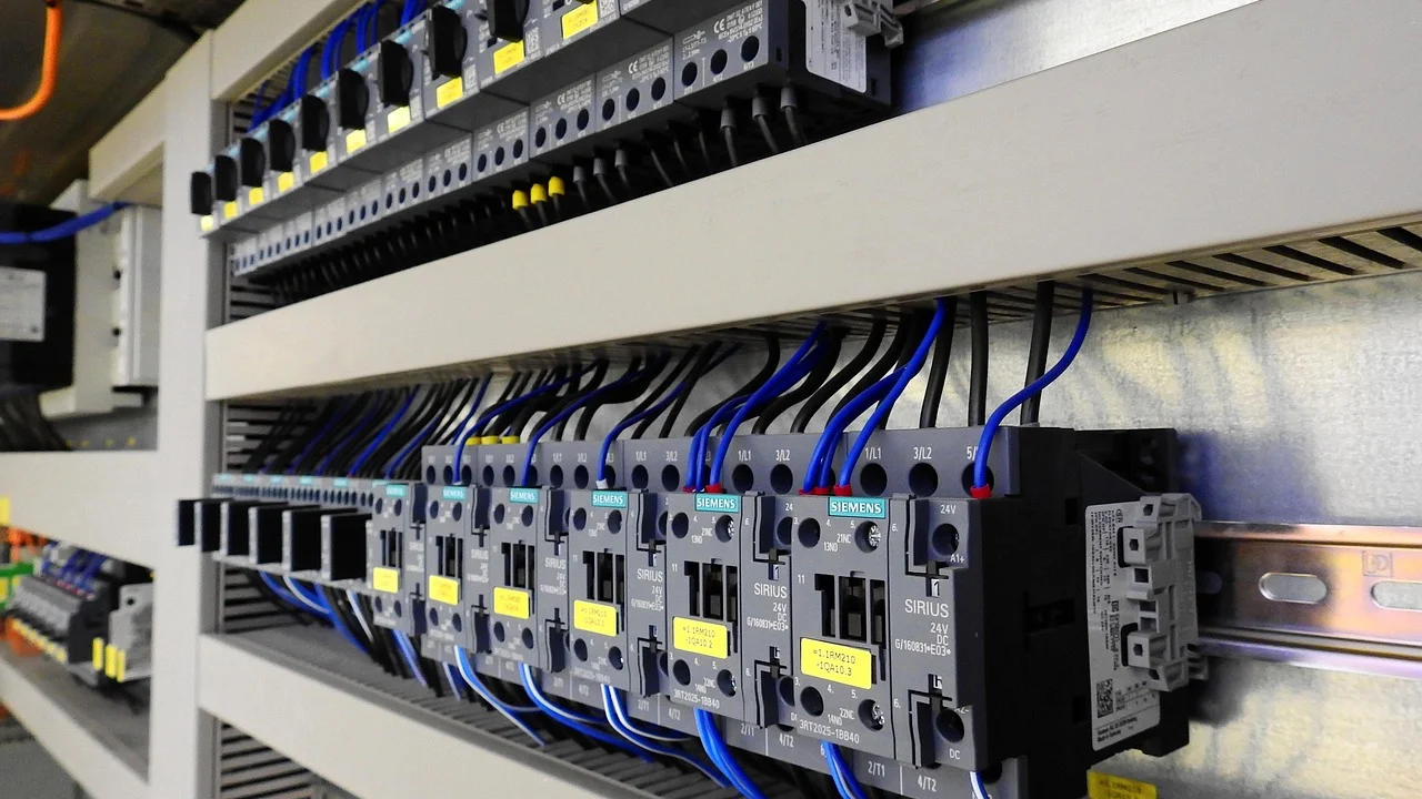 Quadro elétrico residencial com disjuntores identificados