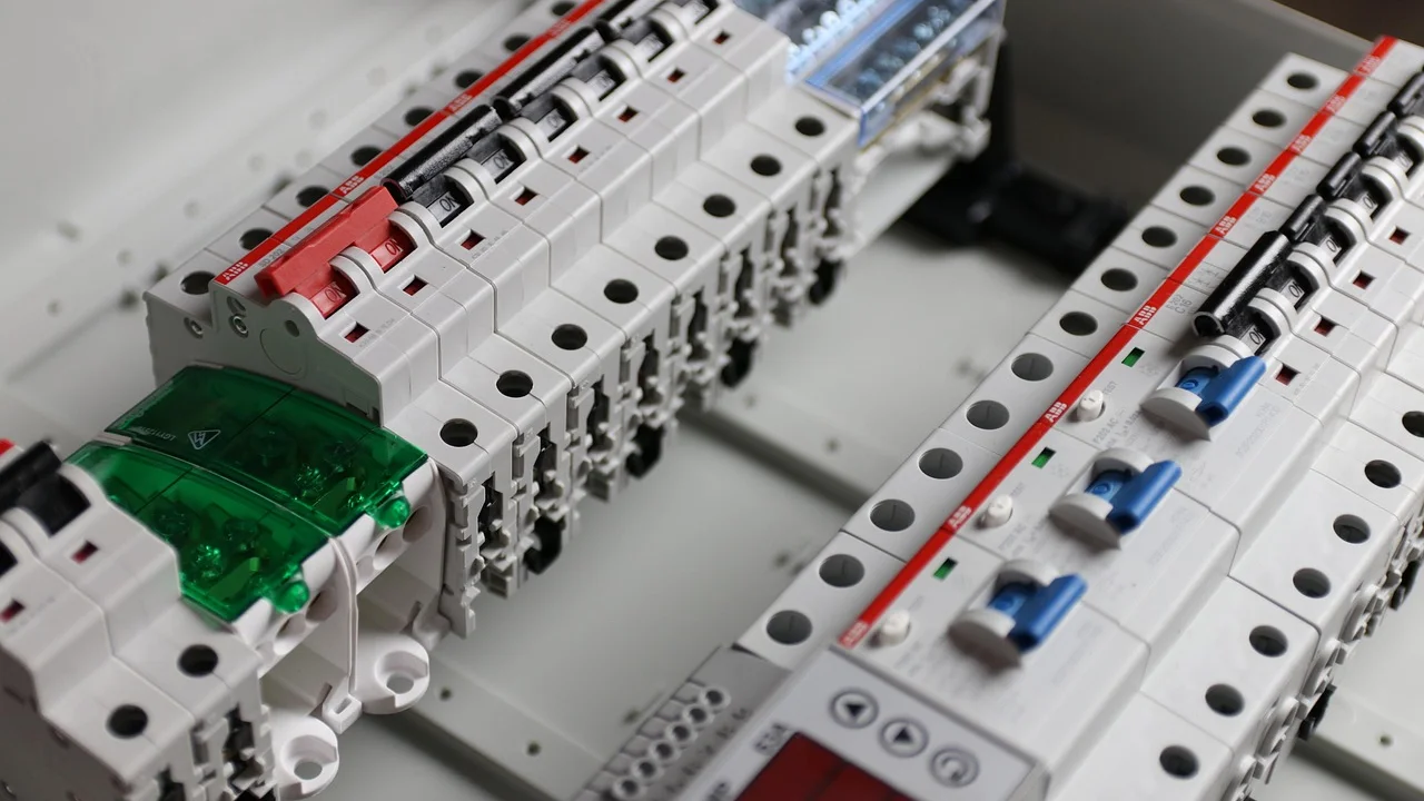 Disjuntores instalados em trilho dentro do painel elétrico