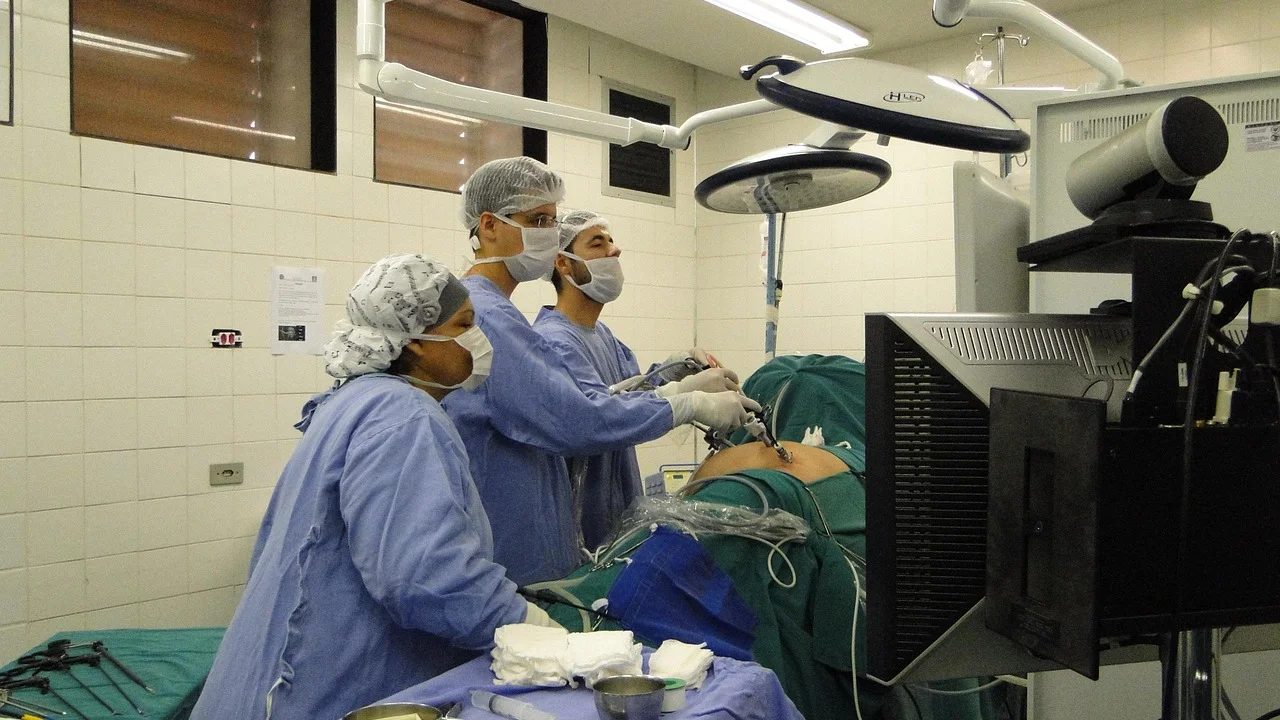 Médico analisando resultados de exames de função renal.