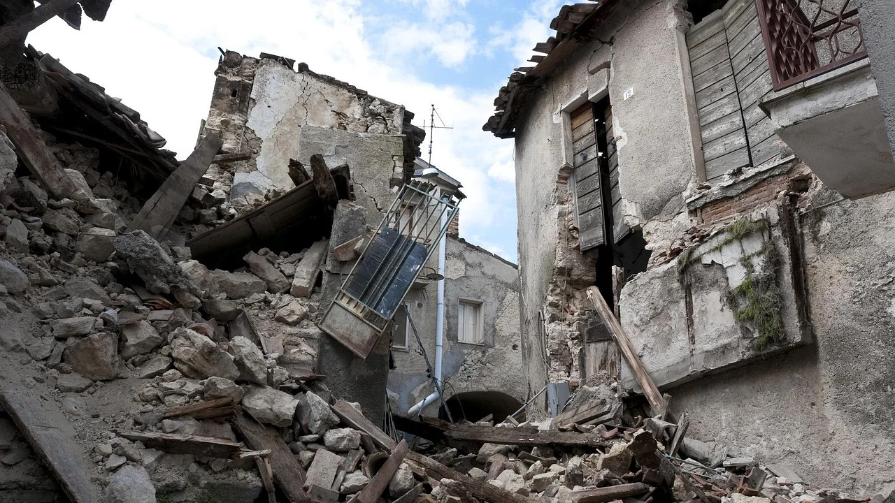 Edificações após um terremoto evidenciam a importância da prevenção.