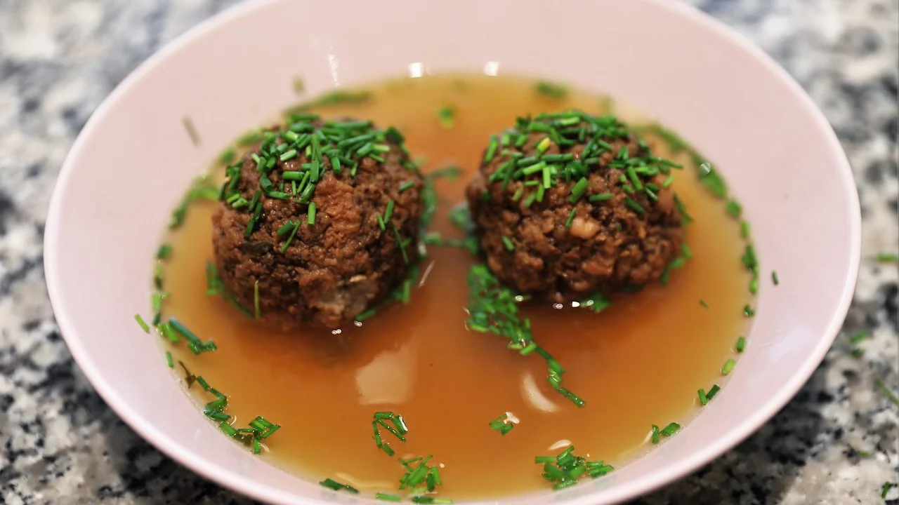 Fígado acebolado servido com arroz, feijão e salada