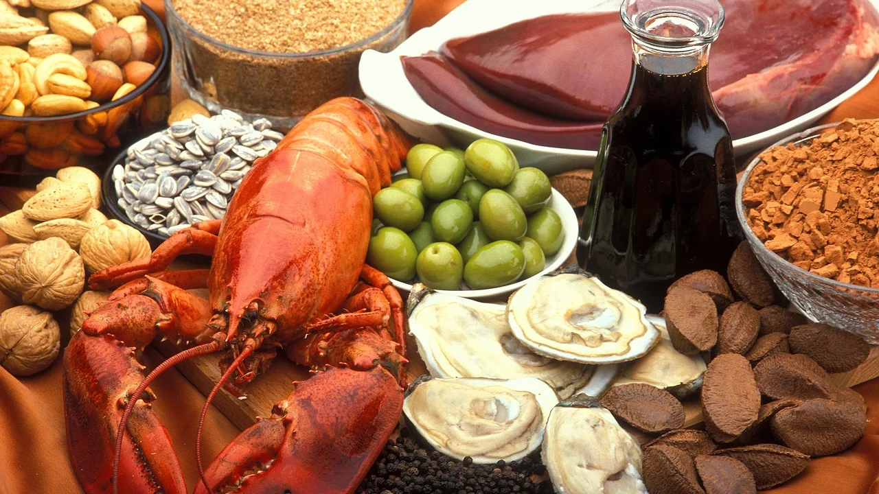Porção de fígado bovino com vegetais coloridos