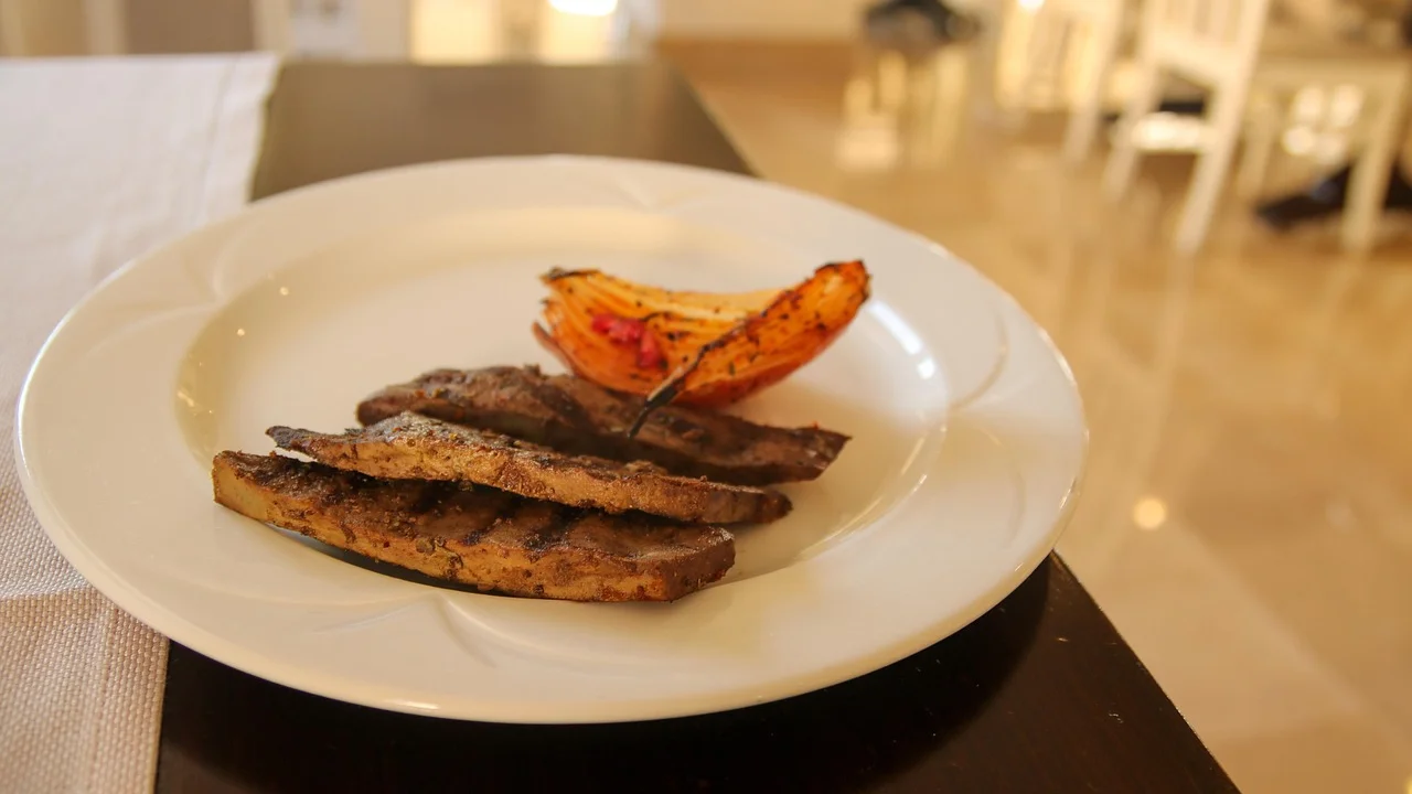Ingredientes frescos para uma refeição equilibrada com fígado