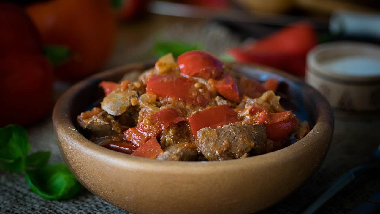 Fígado de frango fresco em recipiente para preparo culinário.