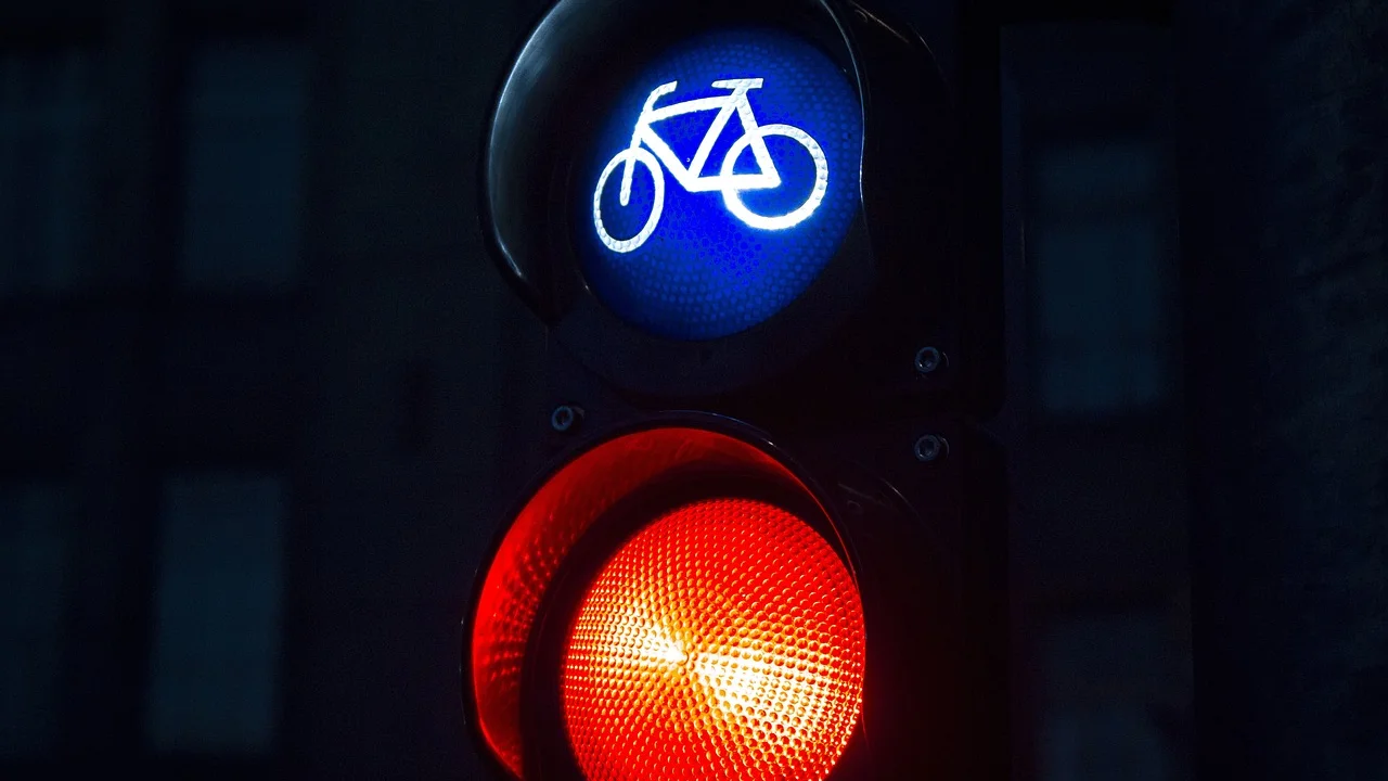 Placa de trânsito reforçando a redução de velocidade.