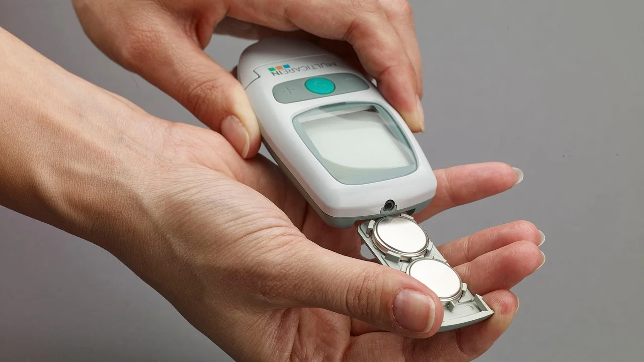 Profissional de saúde orienta o uso correto do medidor de glicose.